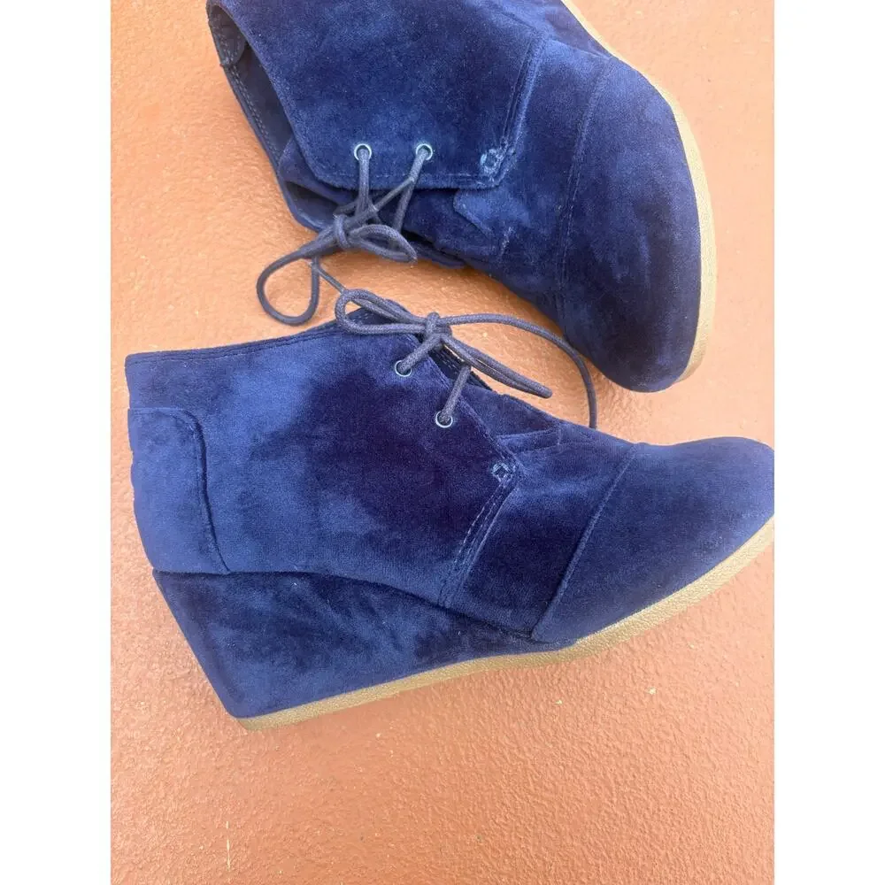 Toms Navy Blue Suede Wedge Ankle Boots Size 8 Lace Up Casual Velvet